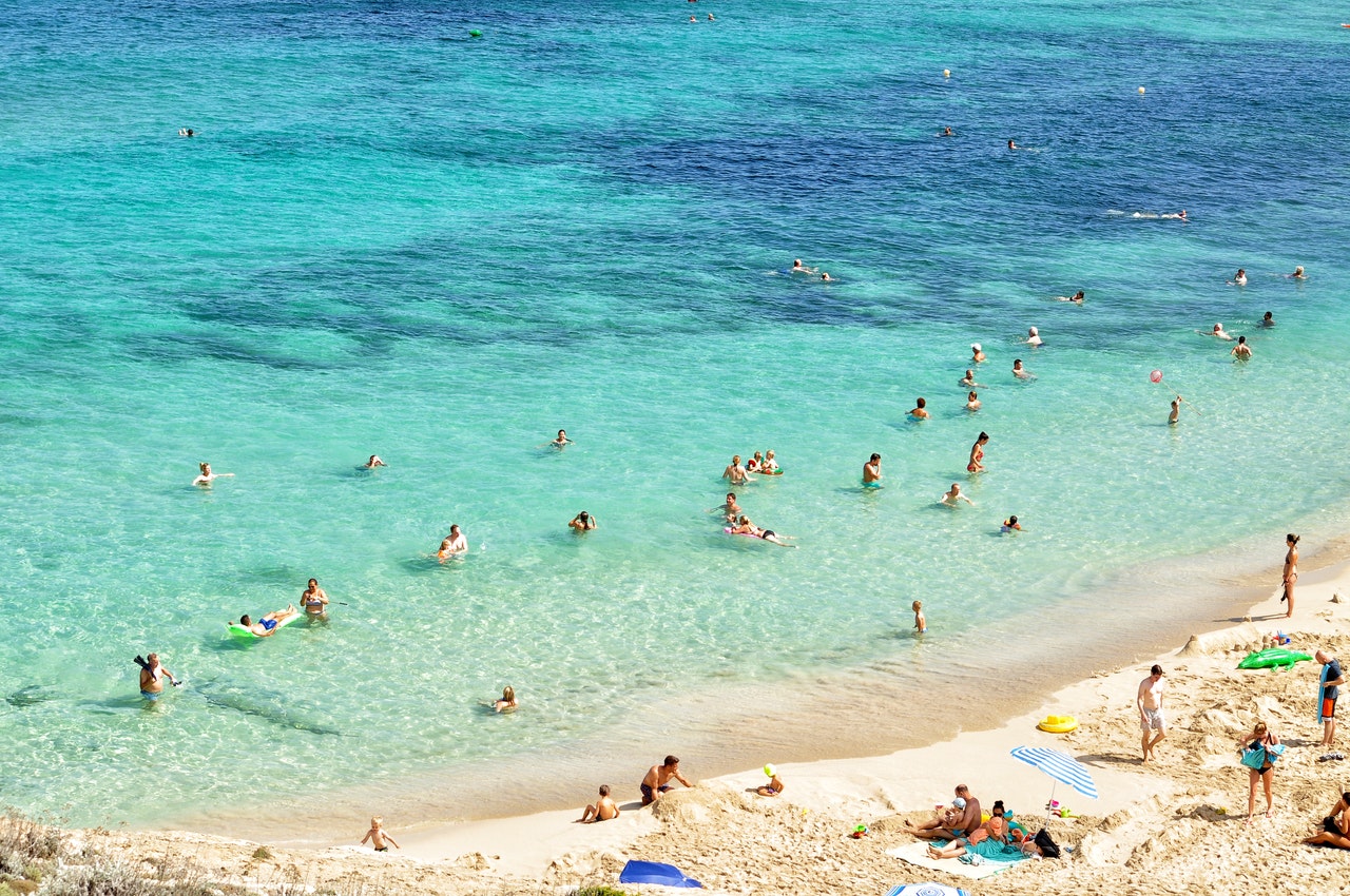 Folk bader på en strand i Mallorca