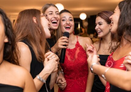 Piger synger karaoke sammen