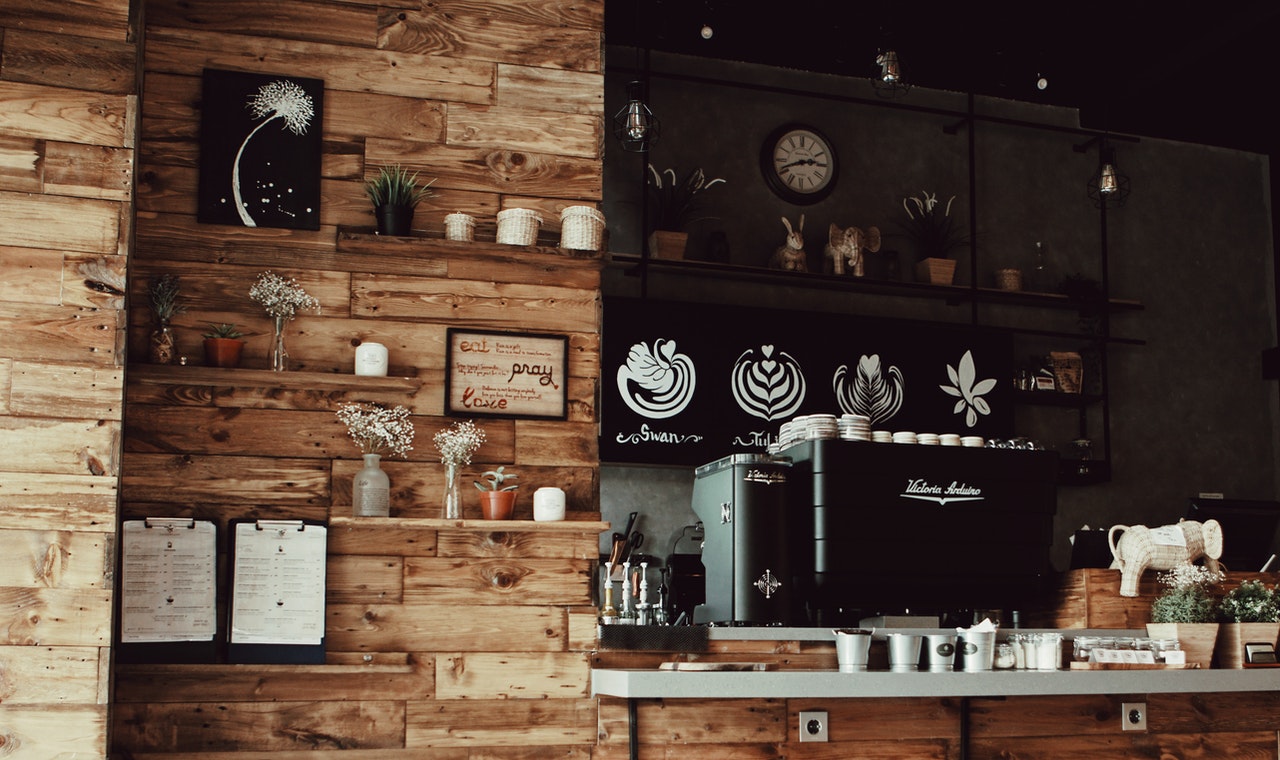 Cafe med træ vægge og stil