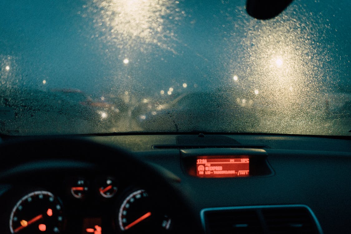 Regn udenfor bil